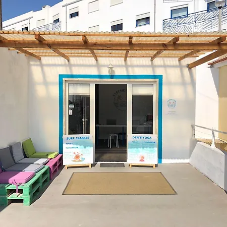 Surfer's Den ホステル *