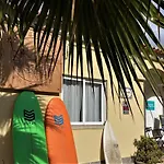 Surfer's Den Хостел *