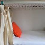 Surfer's Den Хостел *